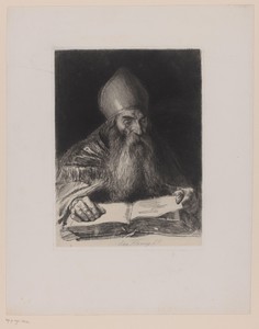 Bebaarde man met een mijter op leest in een boek