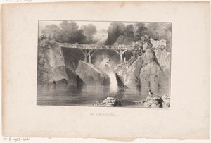 Bergachtig landschap met waterval en brug
