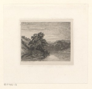 Berglandschap met loofbomen aan een meer