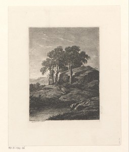 Berglandschap met loofbomen bij rotsen aan het water