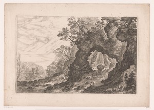 Berglandschap met rotspoort en stromende beek