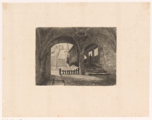 Binnenplaats met overdekte brug