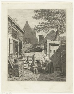 Binnenplaats met vrouw die trog vult bij hok van dier