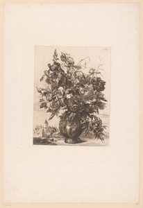 Bloemenvaas met op de achtergrond een kerk
