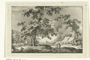 Bosrijk landschap met twee wandelaars