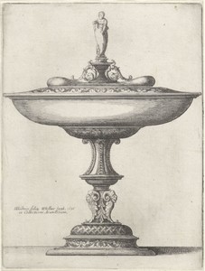 Brede schaal met een ornamentele steel