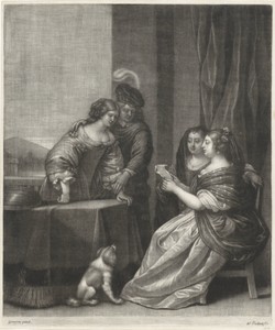 Brieflezende vrouw op een terras