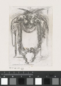 Cartouche met draperie opgehouden door twee gevleugelde skeletten