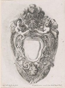 Cartouche met leeuwenkop, twee schilden en twee trompetblazende engelen die een helm ondersteunen