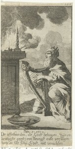 David knielt met zijn harp voor een altaar