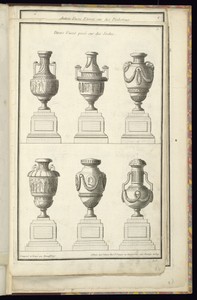Divers Vases posé sur des Socles