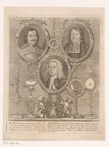 Drie portretten van de gebroeders Tauber, hangend boven vier voorbeelden van hun edelsmeedkunst