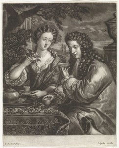 Een man en vrouw drinken koffie of thee in de tuin