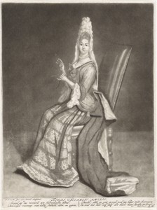 Elegant geklede vrouw met een medaillon