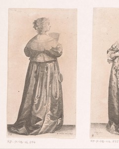 Engelse vrouw van stand met waaier en spiegeltje aan ceintuur