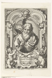 Evangelist Mattheus met engel in omlijsting met architectuur ornamenten