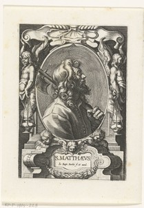 Evangelist Mattheus met hellebaard in omlijsting met architectuur ornamenten
