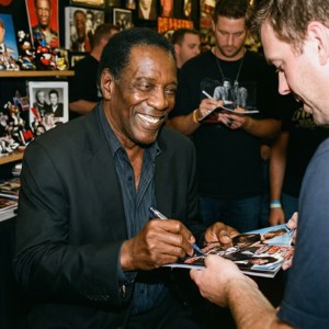 Fan Favorite Signing