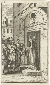 Geestelijke in deuropening van kerk