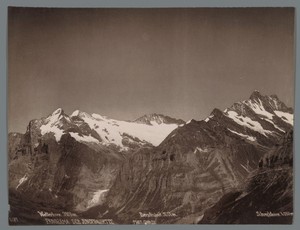 Gezicht op de Wetterhorn, de Berglistock en de Schreckhorn in de Berner Alpen