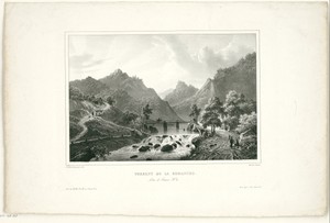 Gezicht op een heuvelachtig landschap met stroomversnelling in een rivier