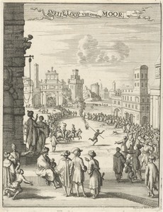 Gezicht op een plein waar een zwarte man met vuurkorf rent