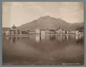 Gezicht op Luzern vanaf het Vierwoudstrekenmeer, links station Luzern en op de achtergrond de Pilatus