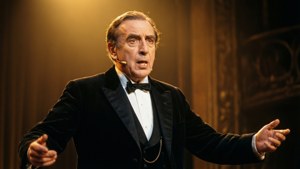 Gielgud On Stage Majesty