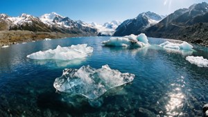 Glacial Lake Icebergs