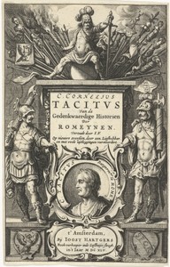 God Mars troont op zuil met oorlogsbuit en portret van Publius Cornelius Tacitus in cartouche geflankeerd door twee Romeinse soldaten
