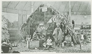 Groepsportret van de familie Ka-Ja-Roe op de Koloniale Tentoonstelling, Amsterdam 1883