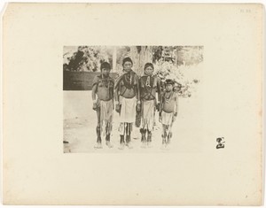 Groepsportret van drie onbekende Caraïben-vrouwen en een kind, Paramaribo