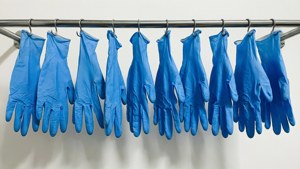 Hanging Gloves Minimal