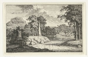 Heuvelachtig landschap met obelisk langs de weg