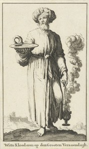 Hogepriester in witte liturgische kleding behorend bij de Grote Verzoendag (variant A)