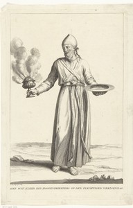 Hogepriester in  witte liturgische kleding die hoort bij de Grote Verzoendag