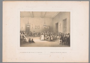 Interieur in Nederlands-Indië met dansende vrouwen, muzikanten en toeschouwers
