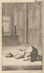Interieur van een moskee met een geknielde figuur in gebed