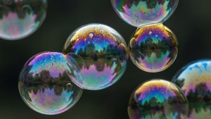 Iridescent 4D Bubbles
