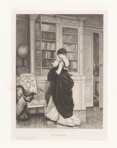 Jonge vrouw leest een boek, staand voor de boekenkast