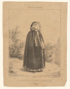 Jonge vrouw met een lange mantel