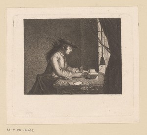 Jongeman aan een tafel bouwt een kaartenhuis