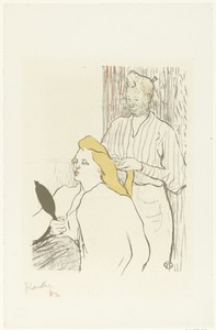 Kapster kamt haren van zittende vrouw met spiegel in hand