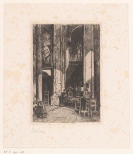 Kerkinterieur met een vrouw op een stoel