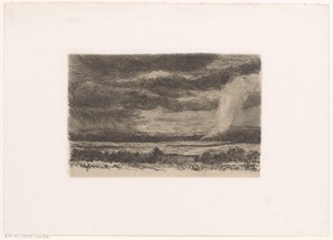 Landschap met bewolkte lucht en rookpluim