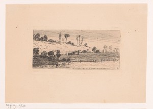 Landschap met bomenrijen achter een meer
