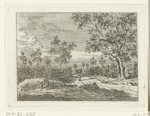 Landschap met vrouw die een bundel takken op haar hoofd draagt