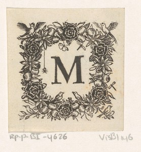 Letter M in een omlijsting van bloemen, insecten en vogels