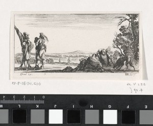 Links twee pratende soldaten, rechts een gesneuveld paard