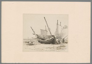 Logger met twee masten ligt op het strand van Brighton
